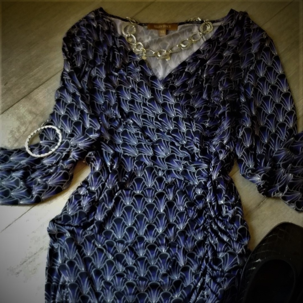 Ellen Tracy - Silky feel V-neck top!